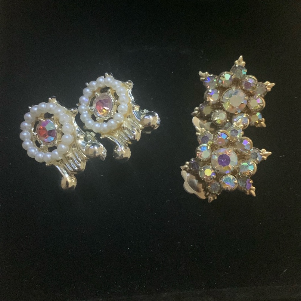 #49 Pair of rhinestone clip on earrings gold toned